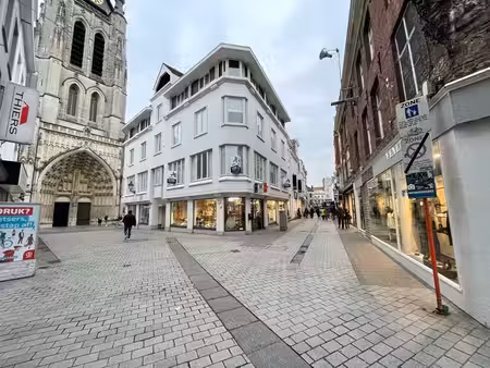 jonge maar ervaren makelaars die resoluut kiezen voor een persoonlijke aanpak bij de verko