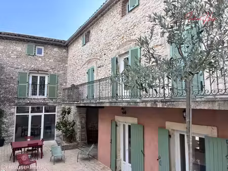 mas rénové 9 pièces 235 m² avec dépendances