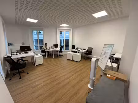 location local professionnel 64m²