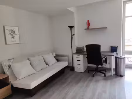 nimes- ecusson beau studio meublé