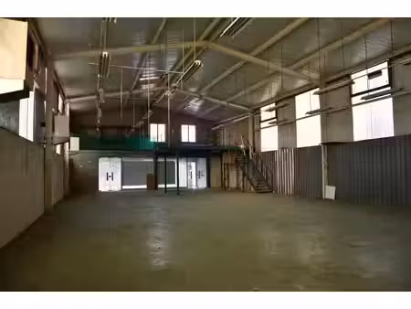 vente ou location - centre ville de l’ile bouchard  beau local d’activité - 310 m² au sol 