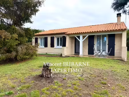 maison de plain-pied  3 chambres  garage et jardin  centre-ville de saint-porchaire.