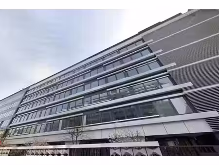 bureaux lumineux à louer dans un immeuble moderne  accès pmr  ascenseurs  câblage informat