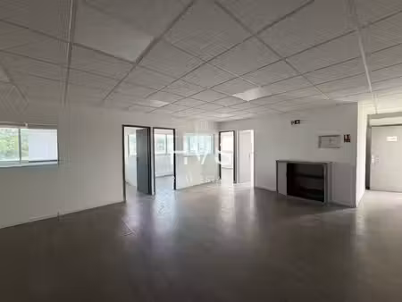 location local professionnel 200m²