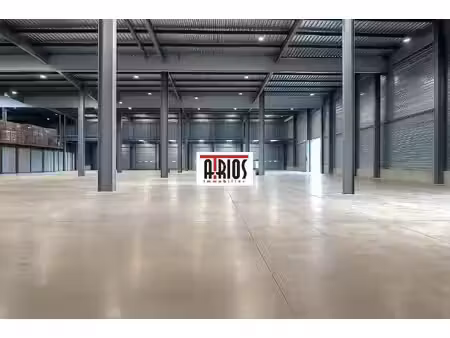 location local commercial 1 400m² la crau 83260