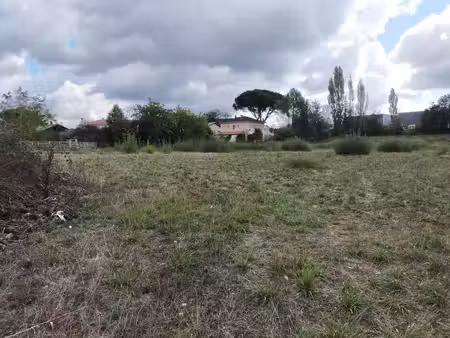 jolie terrain constructible avec tout à l'égout   eau et éle