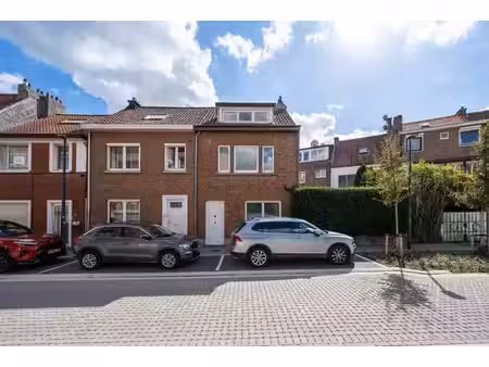 kraainem  à proximité immédiate du métro  maison (3ch/2sdb)
