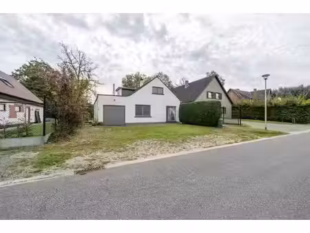 maison à rénover dans un quartier résidentiel