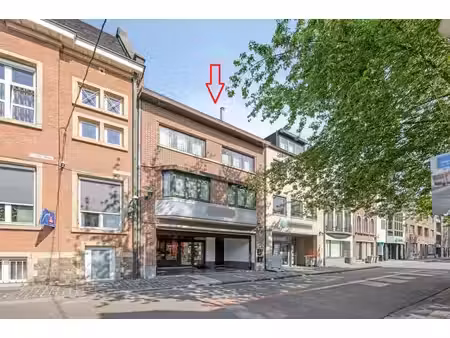 geheel van duplex en verhuurd handelsgelijkvloers in cen...