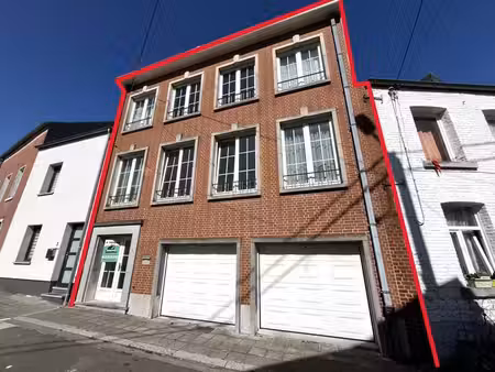 bel immeuble avec jardin situé dans le centre de beaumont