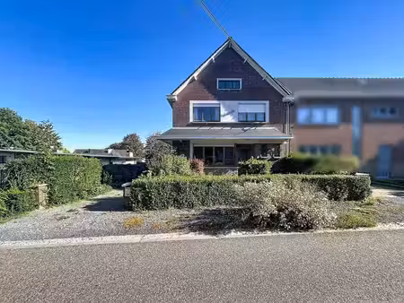 maison avec de beaux volumes à proximité du centre d'embourg