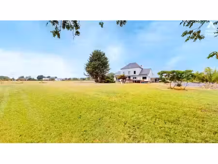 maison familiale avec jardin et vue sur la campagne