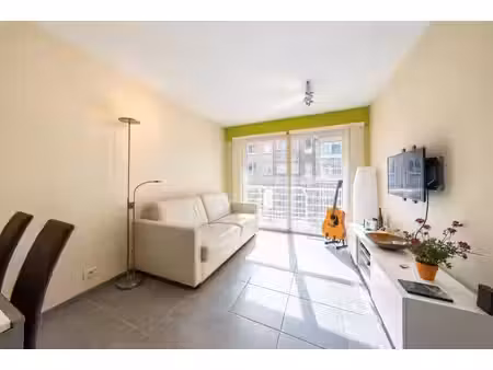 appartement moderne d'une chambre avec vue latérale sur l...
