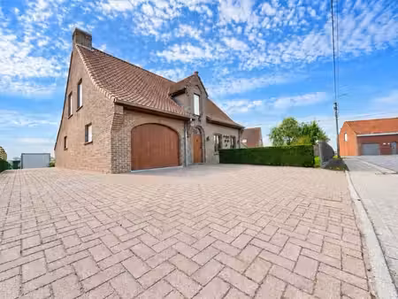 vrijstaande woning op ruim perceel (1.042 m²) met twee ga...