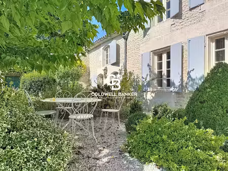 propriété de caractère avec jardin et deux garages - st-fort-sur-le-né