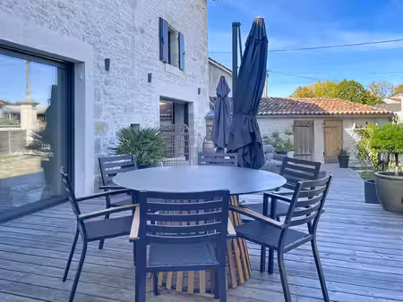 maison charentaise rénovée avec jardin et 3 suites à migron