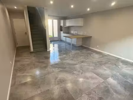 maison t3 entièrement rénovée – 2 chambres – cour de 31 m² avec terrasse couverte