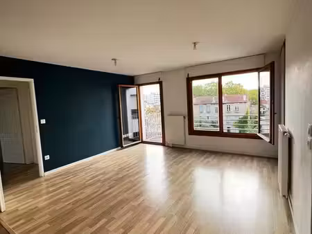 a louer t3 lumineux (deux chambres à coucher) avec balconnet (et place de parking en optio