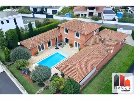 villa 6 pièces 220 m²