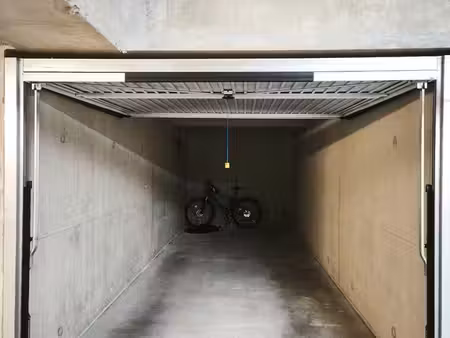 garage box double fermé à côté tram t6 beauvisage pressensé