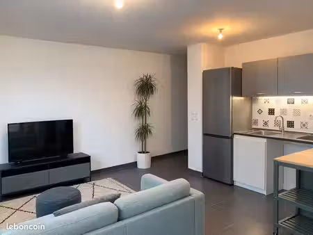 a vendre t2 avec balcon proche métro cuire immeuble de 2018