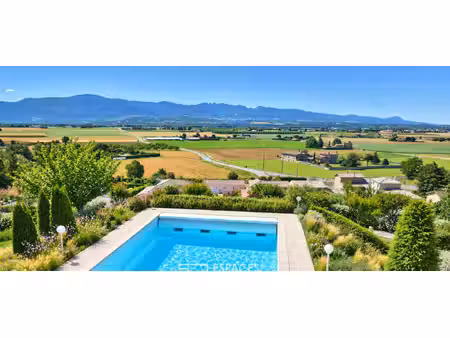 propriété d'exception avec vue panoramique  piscine et parc paysager