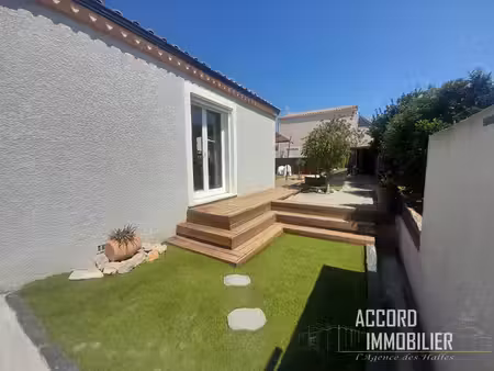 villa de plain pied avec jardin arboré et piscine