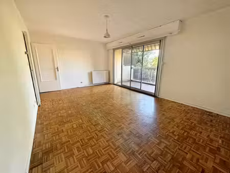type 2 de 50 m2 + terrasse et parking