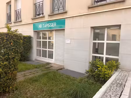 local commercial avec vitrine sur rue