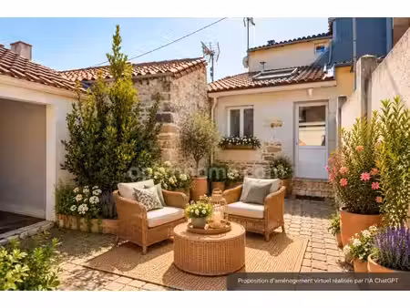 grande maison de ville avec cour à thouars (79)