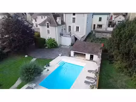 superbe demeure en pierre de 250 m² – charme  volumes et piscine chauffée -10min châteller