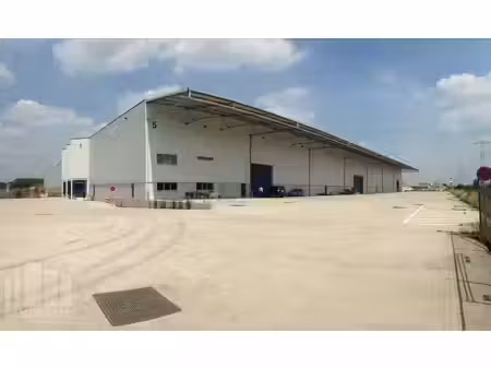 bedrijfsgebouw van 7.700 m² met 6 laadkades aan e313 & al...
