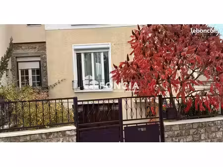 charme et authenticité pour ce pavillon de 3 chambres  niché dans un quartier résidentiel 
