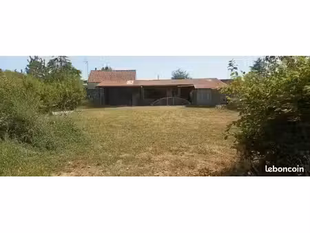 terrain à bâtir à 2 min du centre-ville  avec puits & hangar  la garnache