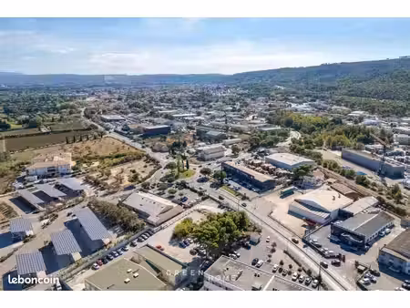 local commercial 717 m²