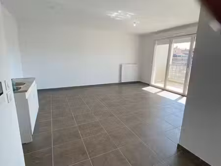 trets-t3 avec terrasse et balcon-sud-à louer