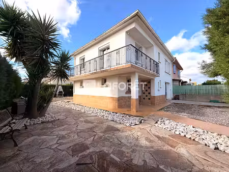 peyrestortes  maison trois faces avec garage et jardin