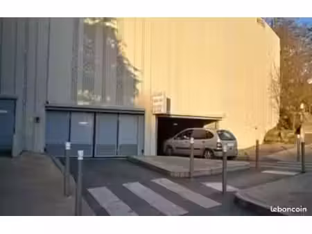 place de parking couverte et sécurisée – métro gallieni – 58 /mois