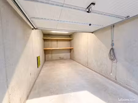 garage – grande taille avec étagères de rangement et éclairage