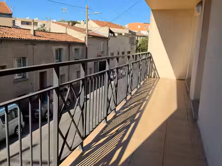 nimes- appartement t2 avec place de parking et balcon