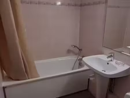 à louer – studio équipé et climatisé de 22 m² avec balcon et parking