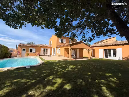 villa avec piscine vue luberon