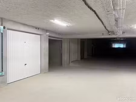 garages box résidence porte automatique fermée - frontière suisse