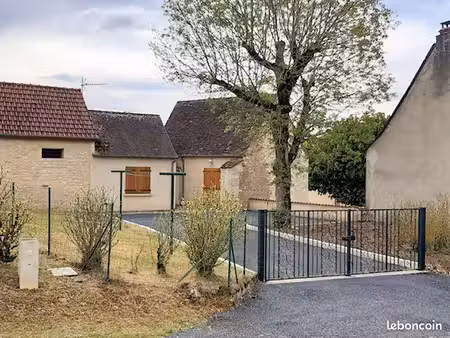 maison à louer dans village avec commerces  médecin et pharmacie. 15 km de 46300 gourdon (