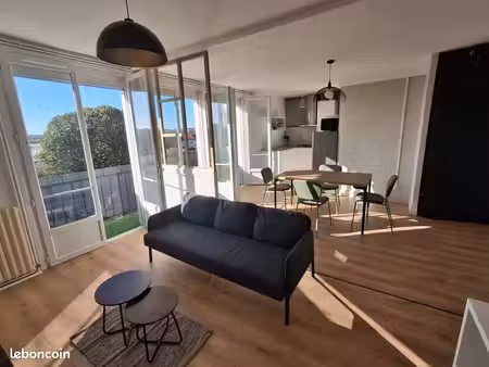 appartement (t2) meublé et rénové avec une grande pièce de vie — 48 m² — quartier chiron -