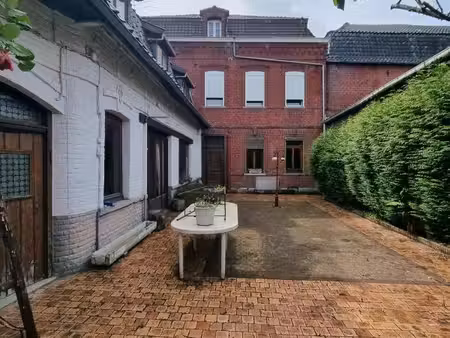 un ensemble immobilier comprenant : une maison bourgeoise et des bâtiments à usage profess