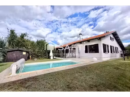 maison landaise traditionnelle avec sa véranda et sa piscine sud/ouest