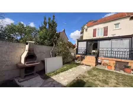 maison de ville avec jardinet et dépendance