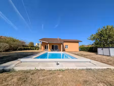 à vonnas  une maison familiale aux beaux volumes avec piscine et jardin paysagé