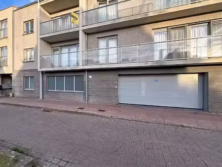 zeer ruime verhuurde inpandige garagebox ( 27m2 )